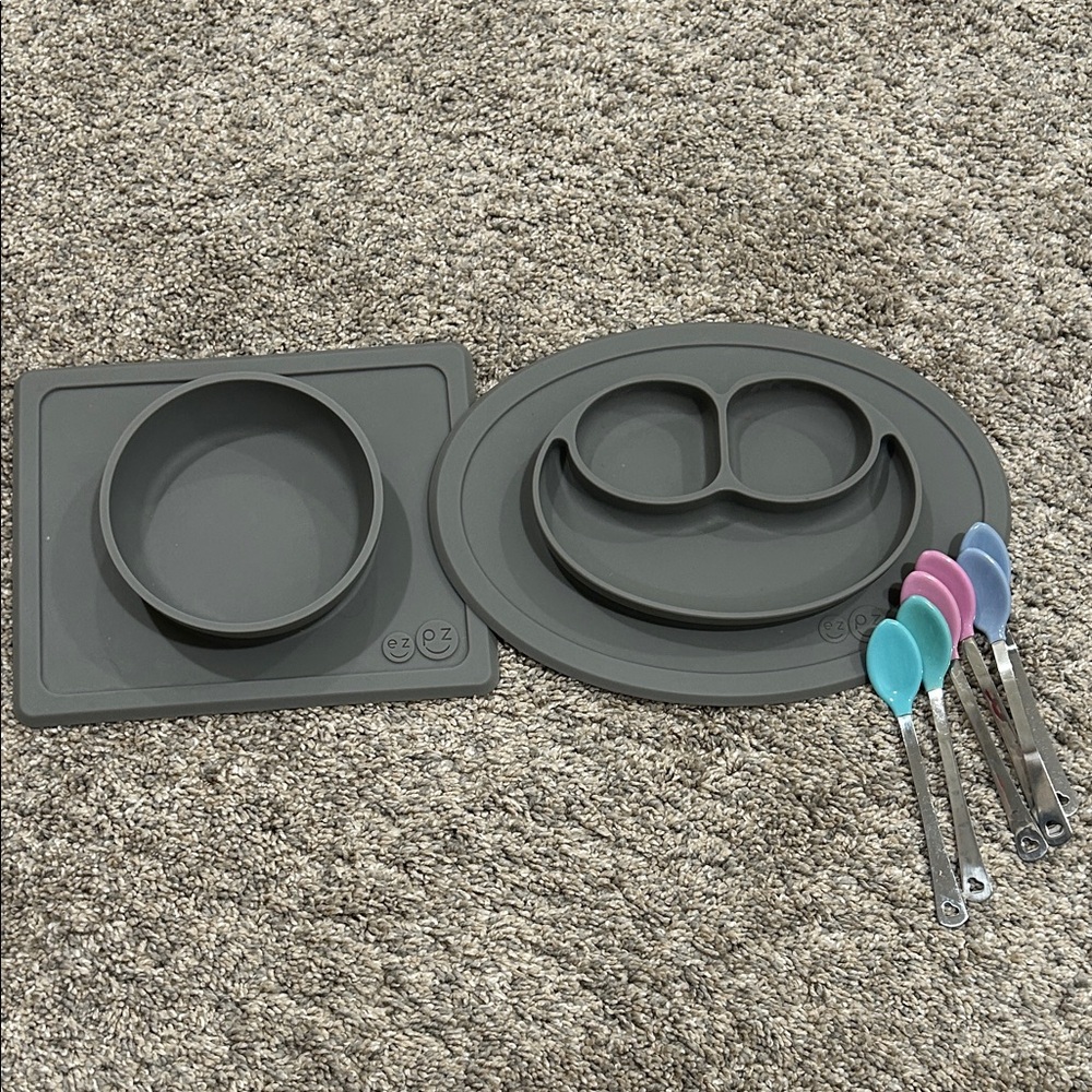 EZPZ Gray Silicone Dining Set with 2 Sets of Munchkin White Hot Safety Spoons
